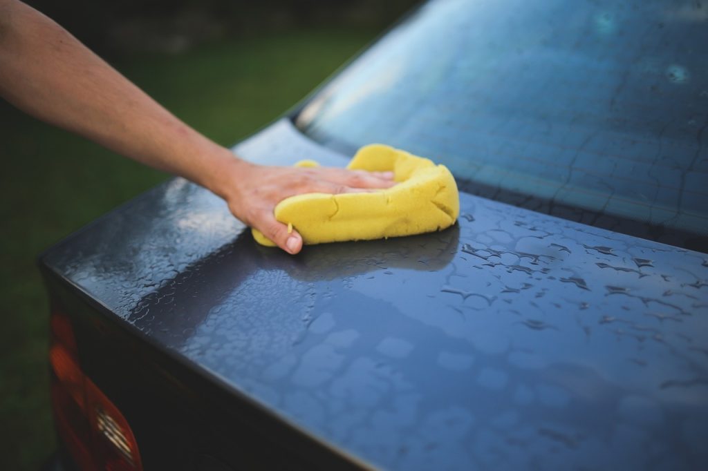 Conseils pour éliminer les traces de sève sur une voiture